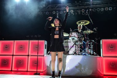 Şehrin Gölgesi - Charli XCX konserde