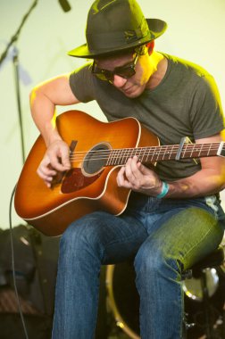 Güneş Şehri bir SXSW günü partisinde konser verdi.