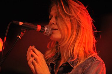 Eski polisler bir SXSW partisinde konser veriyorlar.