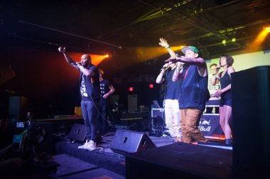 Bir SXSW partisinde konser veren Doomtree Perfrom.