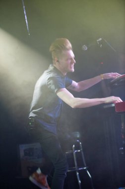 X büyükelçileri bir SXSW özel gündüz partisinde konserdeler.