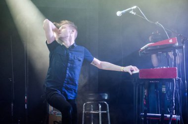 X büyükelçileri bir SXSW özel gündüz partisinde konserdeler.