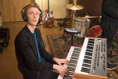 Honne, Austin Texas 'ta bir seans çekiyor.