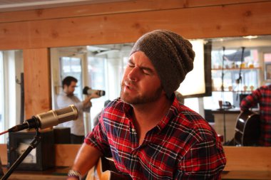 Daivd Naill New York 'ta oturumda.