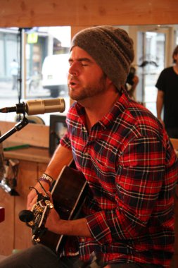 Daivd Naill New York 'ta oturumda.