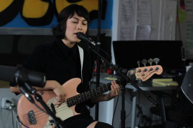 Absofacto, New York 'taki bir seansı filme alır.