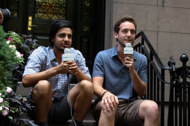 Young the Giant 'tan Sameer Gahdia ve Jacob Tilley New York' ta bir röportaj için oturuyorlar.
