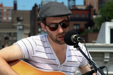 Mat Kearney, New York Çatısı 'nda toplantı yapıyor.