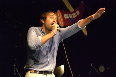 Peter Bjorn ve John, Bowery Balo Salonu 'nda konser veriyorlar.