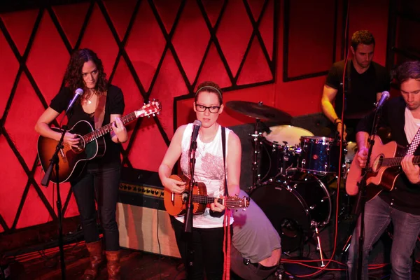 Ingrid Michaelson, Rockwood Müzik Salonu 'nda toplantı yapıyor.