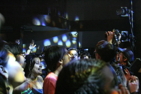 电气来宾在纽约鲍瑞舞厅的音乐会上表演 — 图库照片