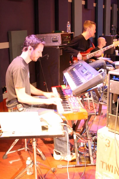 Edward Sharpe Και Magnetic Zeros Παίζουν Στο World Cafe Live — Φωτογραφία Αρχείου