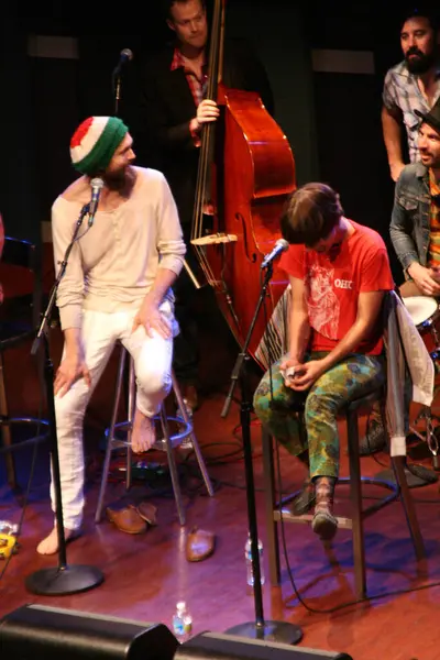 Edward Sharpe ve Manyetik Sıfırcılar World Cafe Live 'da gösteri yapıyorlar.