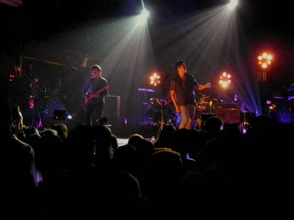 邓珀陷阱乐队在威廉斯堡音乐厅的音乐会上演奏 — 图库照片