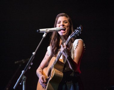 Christina Perri Long Island 'daki Paramount Tiyatrosu' nda konser verdi.