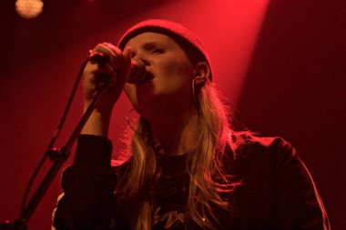 Charlotte Day Wilson, New York 'taki Terminal 5' te konser veriyor.