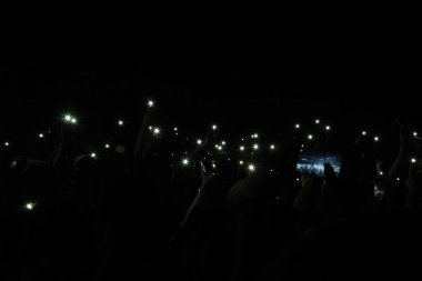 Betty, Brooklyn Çelik 'te konser veriyor.