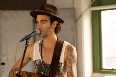 Amerikalı Yazarlar New York 'taki stüdyoda bir seans çekiyor.