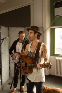 Amerikalı Yazarlar New York 'taki stüdyoda bir seans çekiyor.