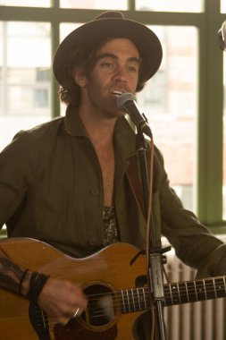 Amerikalı Yazarlar New York 'taki stüdyoda bir seans çekiyor.