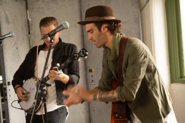 Amerikalı Yazarlar New York 'taki stüdyoda bir seans çekiyor.