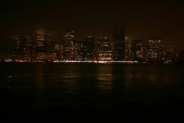 Manhatten 'ın Brooklyn' indeki 42. İskeleden gece görüntü