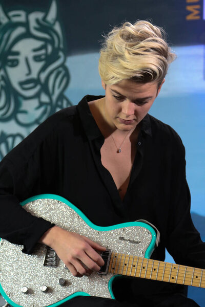 Бетти Кто снимает сессию в Бруклине