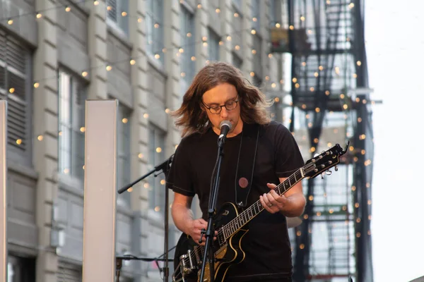 My Morning Jacket 'tan Carl Broemel Brooklyn' de solo performans sergiliyor.