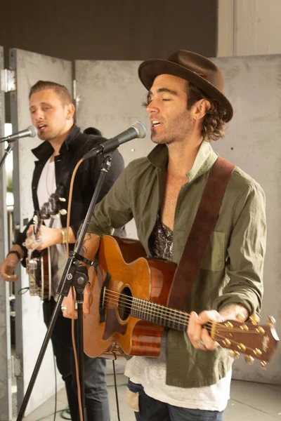 Amerikalı Yazarlar New York 'taki stüdyoda bir seans çekiyor.