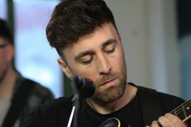 Alvarez Kings, New York 'taki stüdyoda bir seans çekiyor.