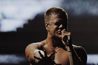 New York 'taki Madison Square Garden' da konserde ejderhaları hayal edin.