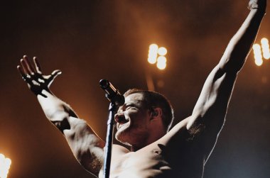 New York 'taki Madison Square Garden' da konserde ejderhaları hayal edin.