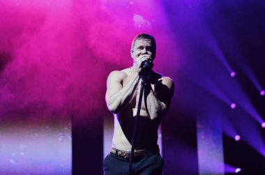 New York 'taki Madison Square Garden' da konserde ejderhaları hayal edin.
