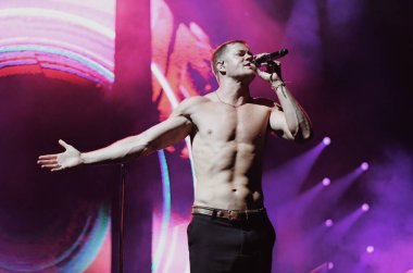 New York 'taki Madison Square Garden' da konserde ejderhaları hayal edin.