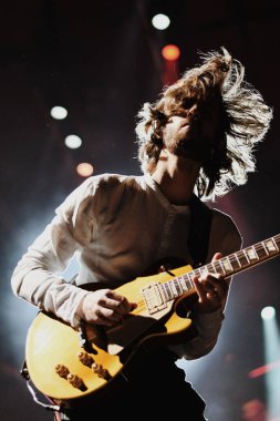 New York 'taki Madison Square Garden' da konserde ejderhaları hayal edin.