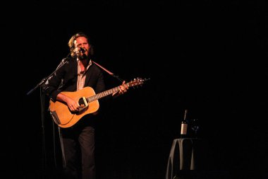 Peder John Misty, New York 'taki belediye binasında konser veriyor.