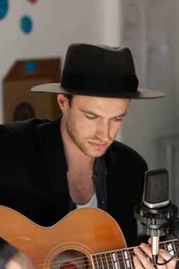 The Veils - Finn Andrews Brooklyn 'de bir seans çekiyor