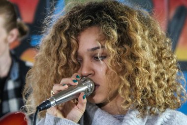 Izzy Bizu Brooklyn 'de film çekiyor.