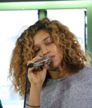 Izzy Bizu Brooklyn 'de film çekiyor.