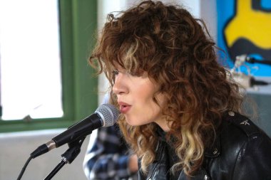 Grace Mitchell Brooklyn 'de bir seans çekiyor.