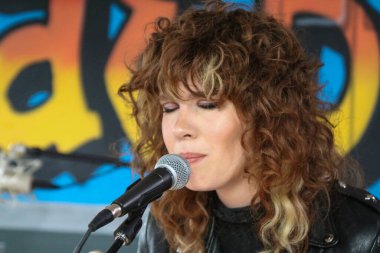 Grace Mitchell Brooklyn 'de bir seans çekiyor.