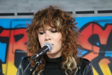 Grace Mitchell Brooklyn 'de bir seans çekiyor.