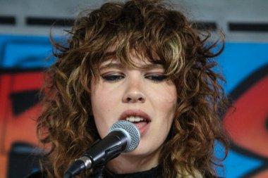 Grace Mitchell Brooklyn 'de bir seans çekiyor.