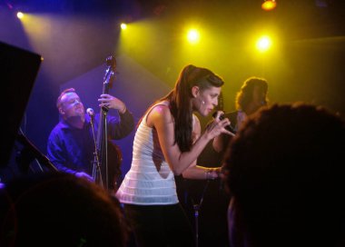 Dessa, New York 'taki Le Poisson Rouge konserinde.