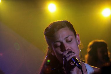 Dessa, New York 'taki Le Poisson Rouge konserinde.