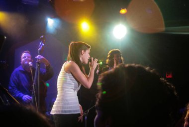 Dessa, New York 'taki Le Poisson Rouge konserinde.