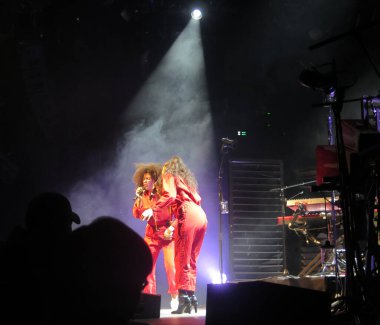 Ibeyi Lisa-Kaind Diaz ve Naomi Diaz New York 'taki Brooklyn Çelik' te konserdeler.
