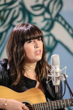 Emily Warren Brooklyn 'de bir seans çekiyor.