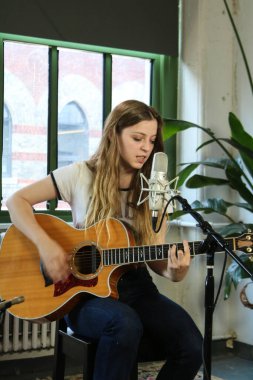 Yeşim Kuş Brooklyn 'de bir seans çekiyor.