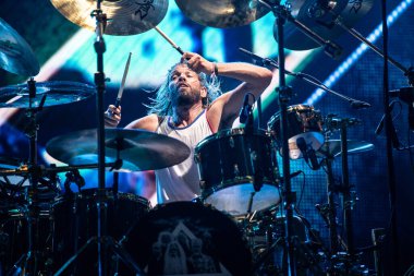 Foo Fighters New York 'ta konser veriyor.